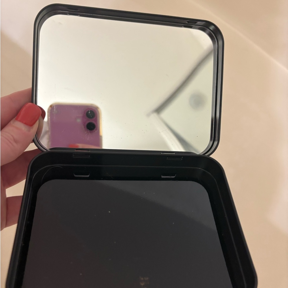 Cool Design Compact Mirror/Makeup Case - Picture 2 of 2